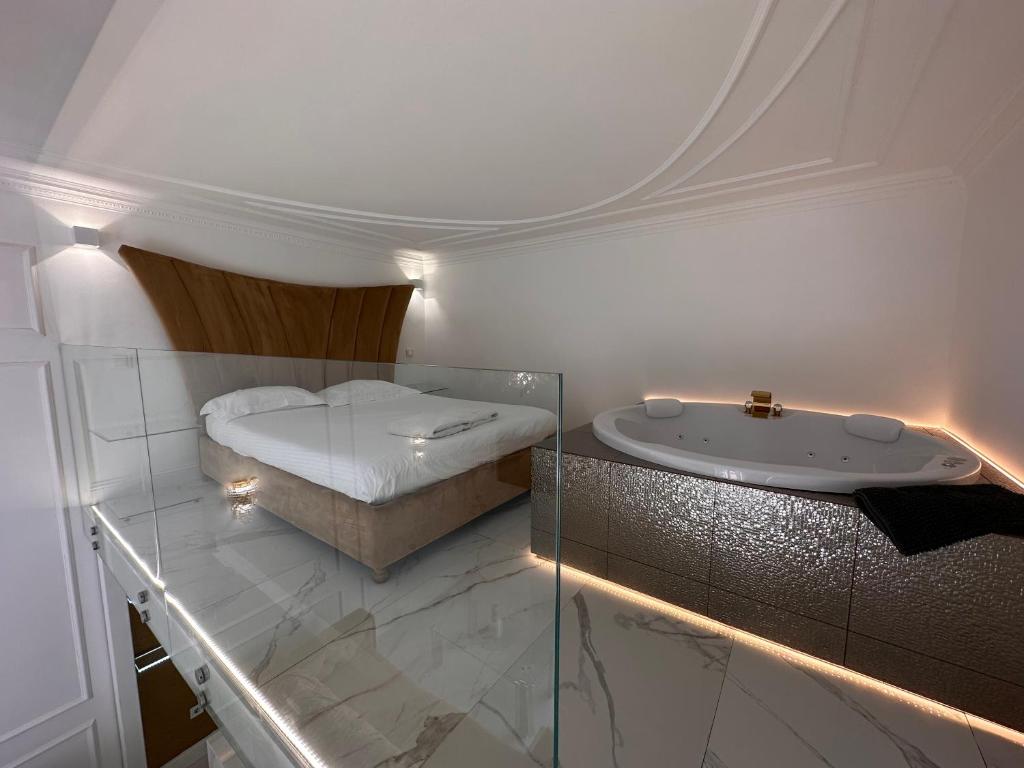 ein Bad mit einer Badewanne, einem Bett und einem Waschbecken in der Unterkunft JACUZZI SINAGOGA view in Budapest