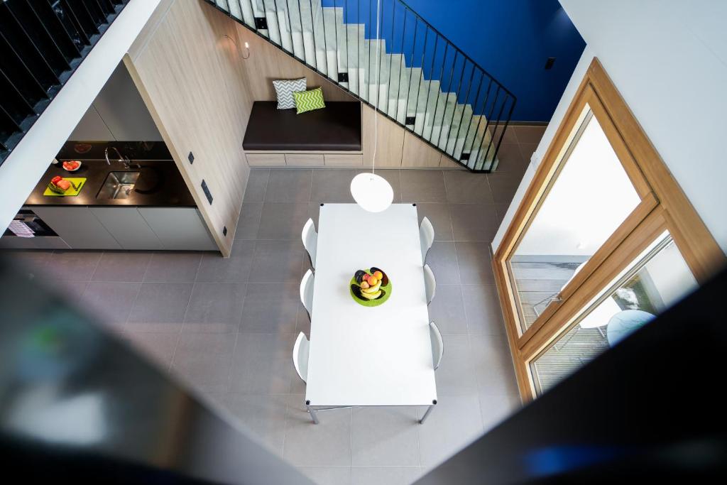Max Lodging Serviced Apartments في ميونخ: إطلالة علوية لغرفة معيشة مع أريكة بيضاء