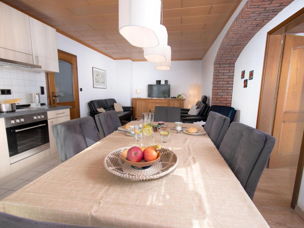ノルトダイヒにあるApartment Nordwind by Interhomeのダイニングルームテーブル(フルーツボウル付)
