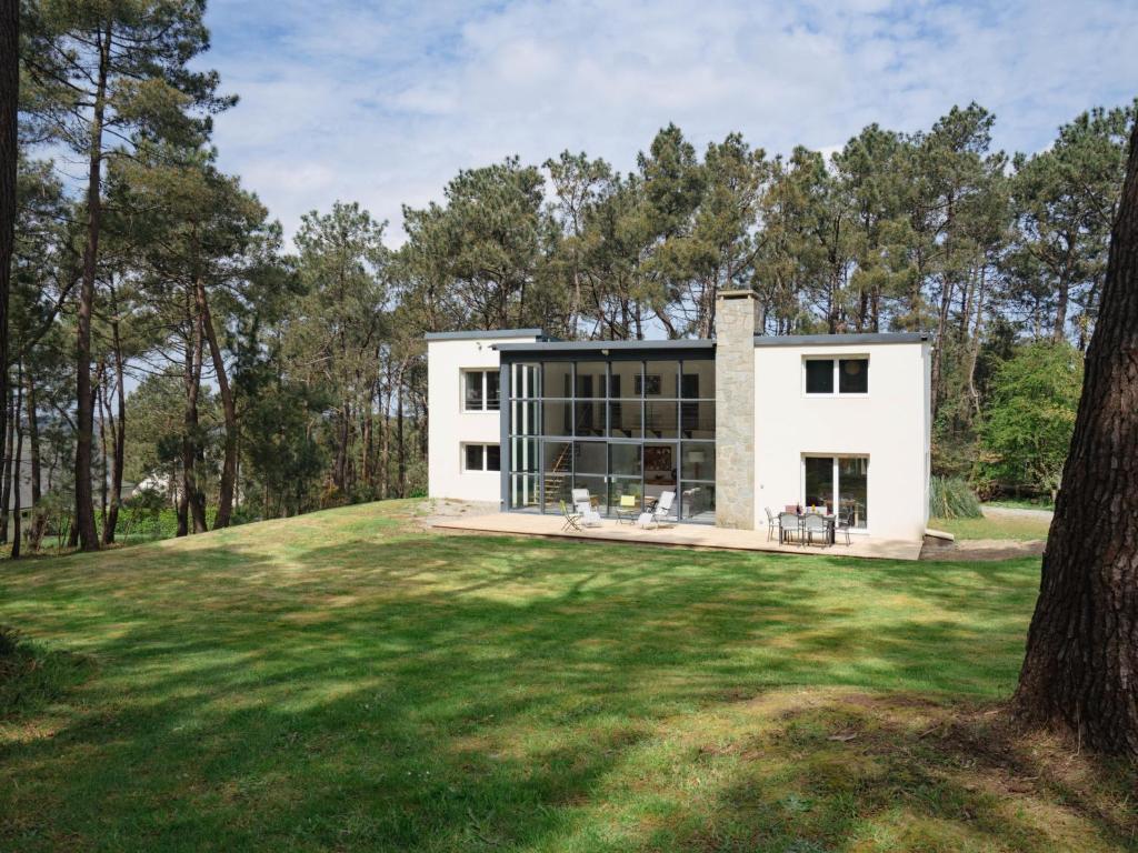 a house on a hill with a large yard at Holiday Home du bois du Kador by Interhome in Morgat