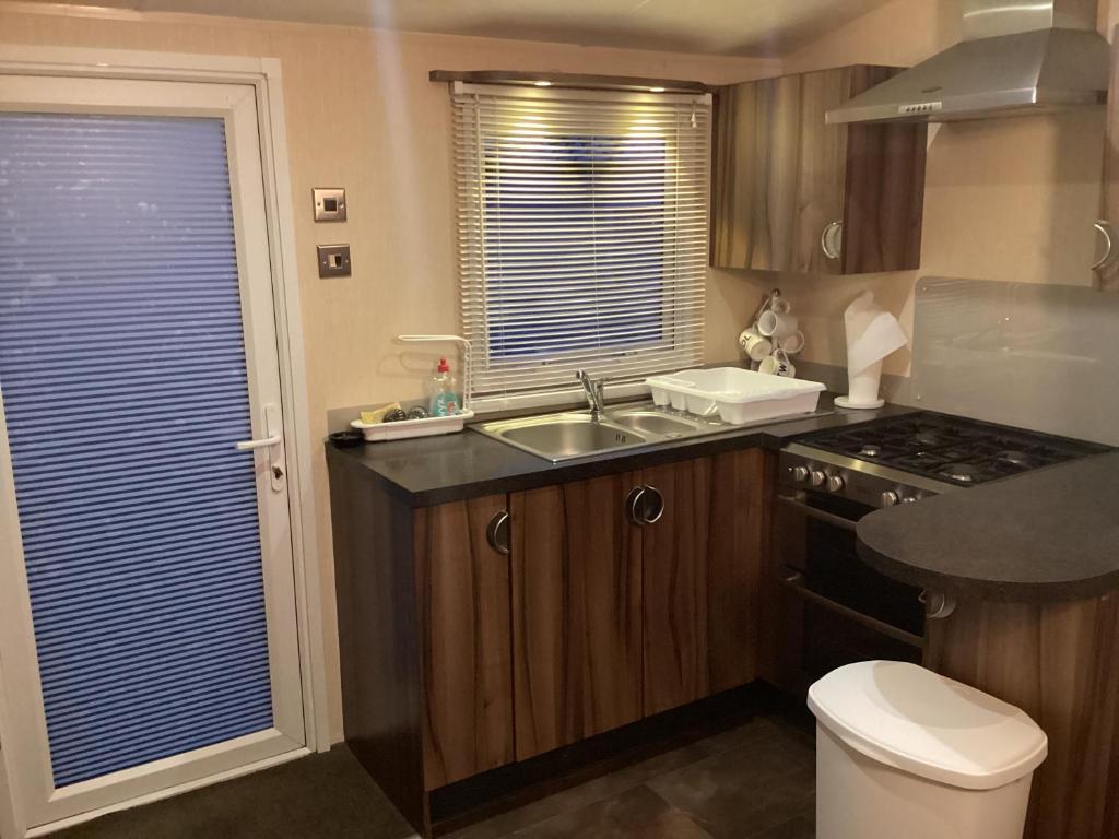 Kuchyň nebo kuchyňský kout v ubytování Luxury caravan at Seton Sands
