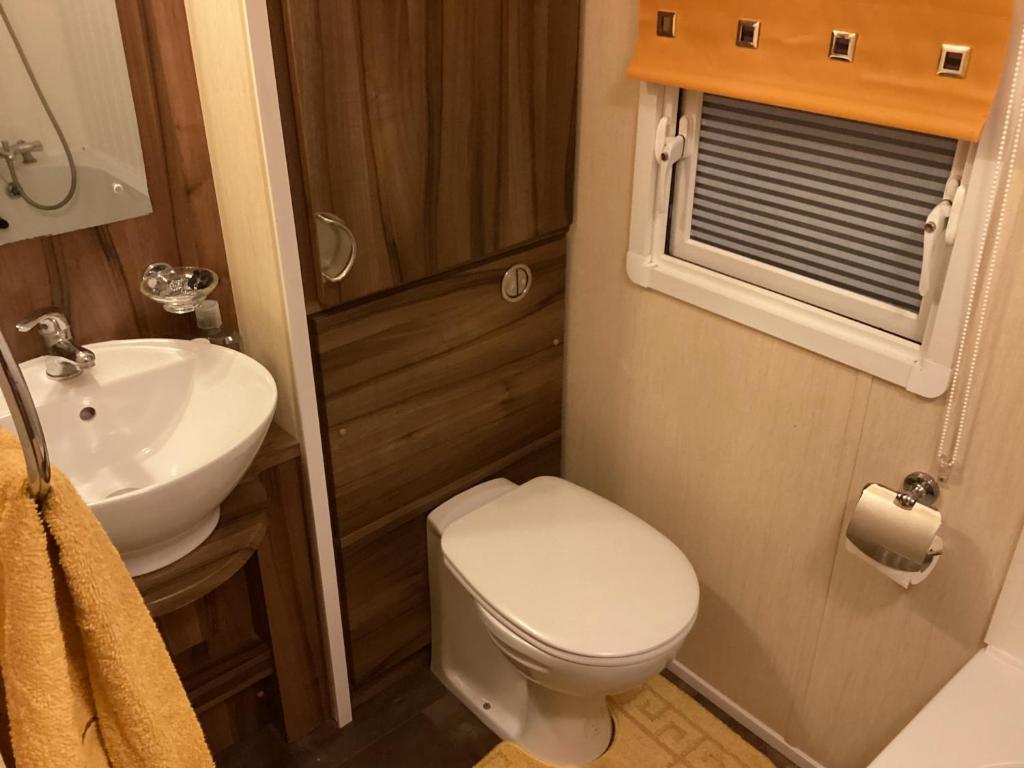 Koupelna v ubytování Luxury caravan at Seton Sands