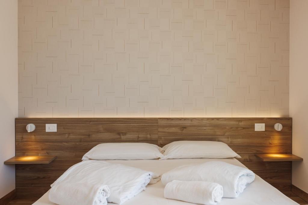 Postel nebo postele na pokoji v ubytování Lake Side Suites