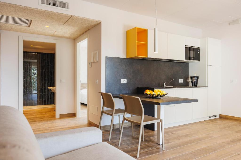 Kuchyň nebo kuchyňský kout v ubytování Lake Side Suites