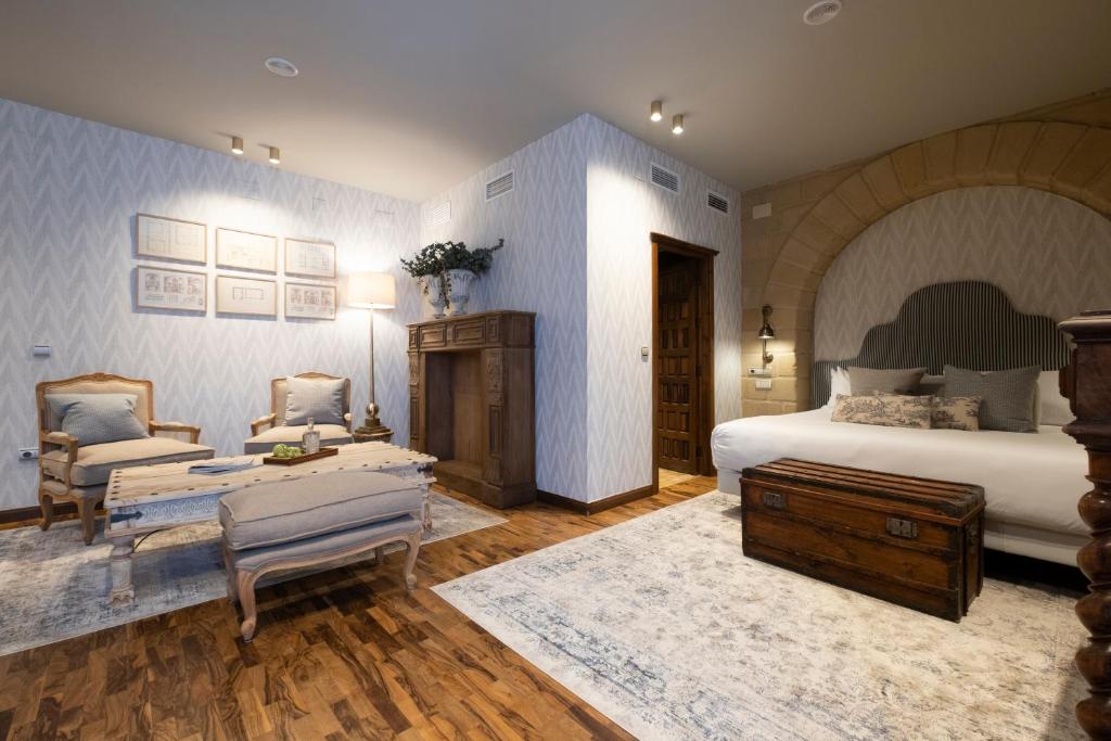 Postel nebo postele na pokoji v ubytování Hotel Cetina Palacio de los Salcedo