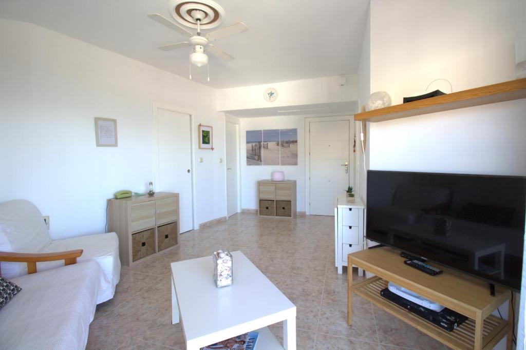 TV a/nebo společenská místnost v ubytování RentitSpain Góndolas Tenis y Balcón con Vista al Mar