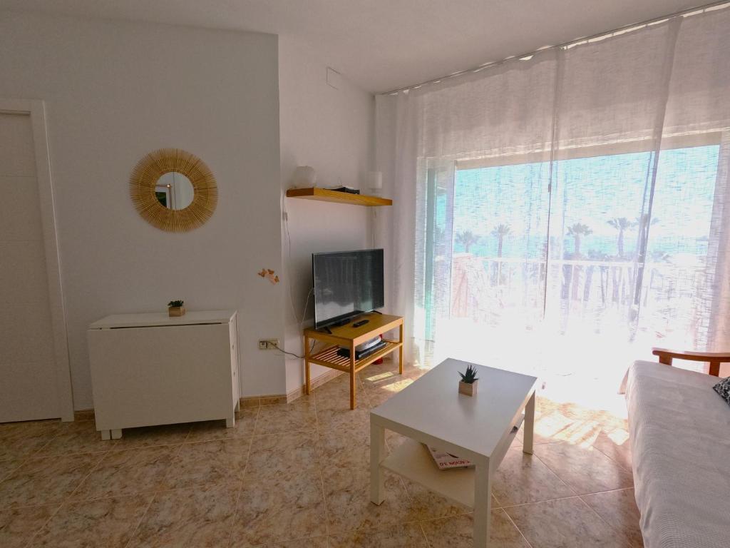 TV a/nebo společenská místnost v ubytování RentitSpain Góndolas Tenis y Balcón con Vista al Mar