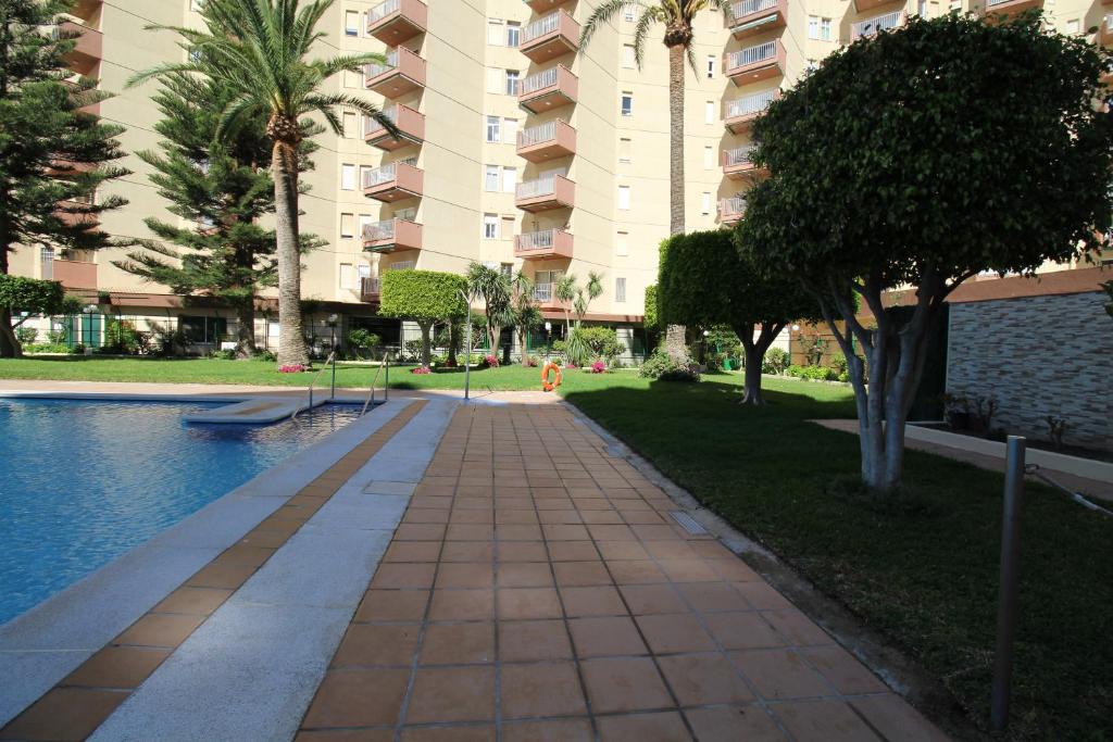 Bazén v ubytování RentitSpain Góndolas Tenis y Balcón con Vista al Mar nebo v jeho okolí