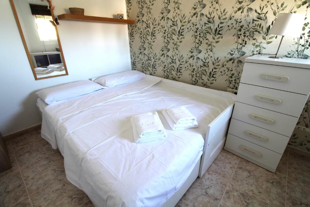 Postel nebo postele na pokoji v ubytování RentitSpain Góndolas Tenis y Balcón con Vista al Mar