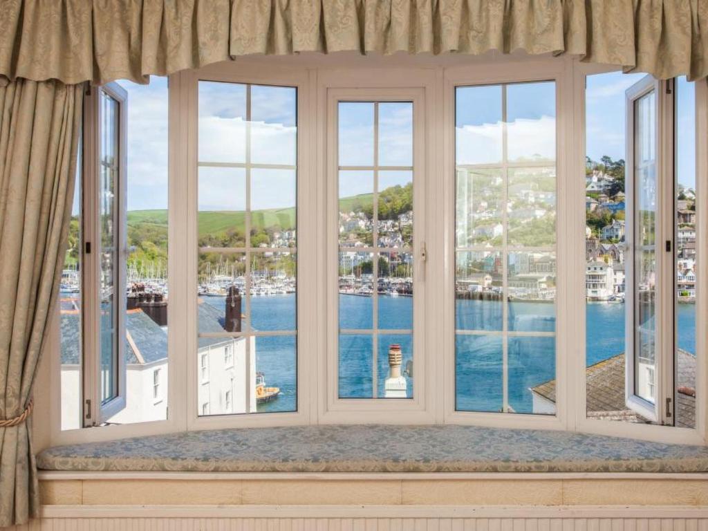 ダートマスにあるHoliday Home Silvia by Interhomeの港の景色を望む大きな窓