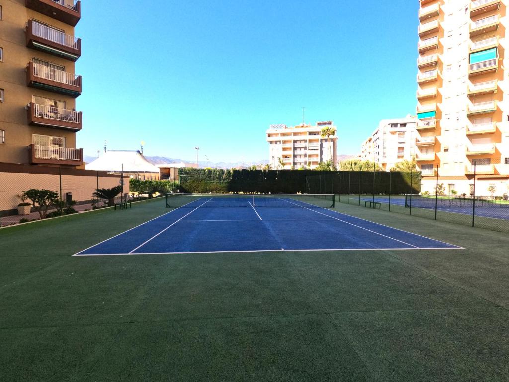 Tenis a/nebo squash v ubytování RentitSpain Góndolas Tenis y Balcón con Vista al Mar nebo okolí