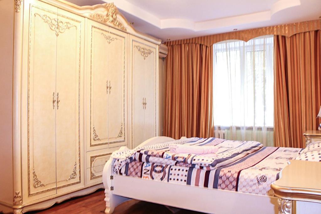 1 dormitorio con 1 cama y armario grande en Tolebaeva 65, en Almaty