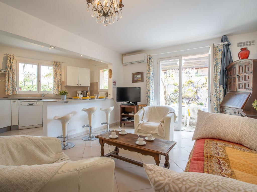 un salon avec un canapé et une table dans l'établissement Holiday Home Les Cyprès by Interhome, à Hyères