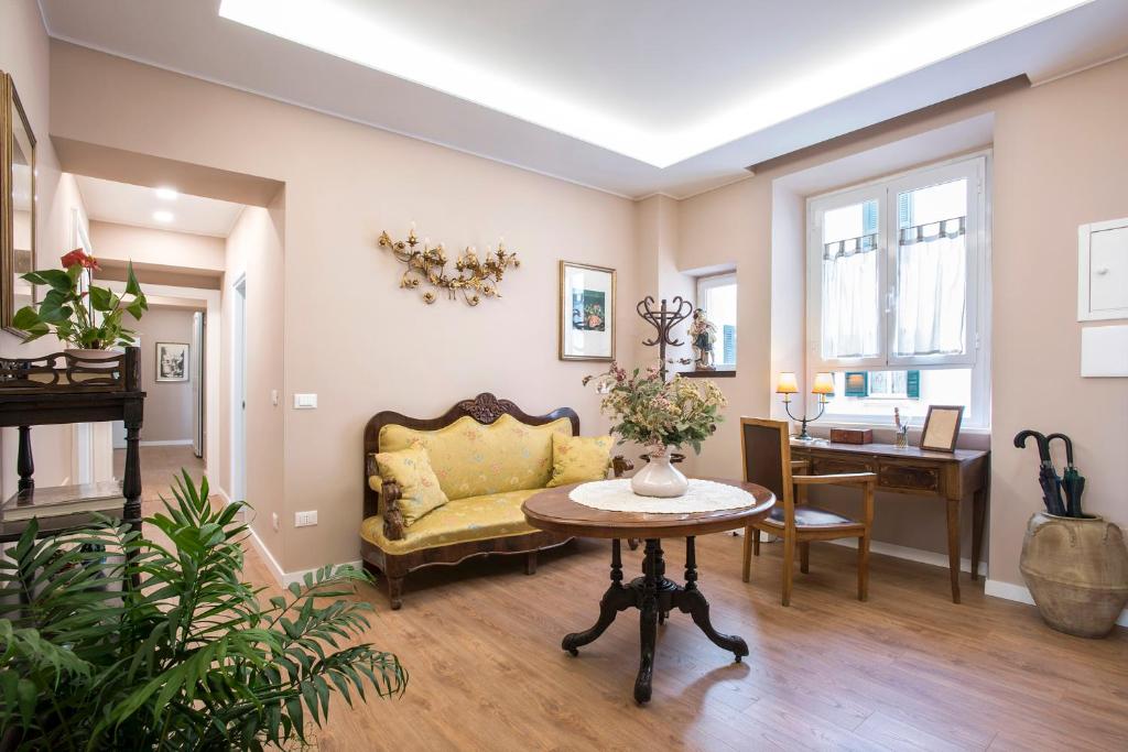 "Elegant 4BR Apartment in Historic Palazzo Vatican Steps"