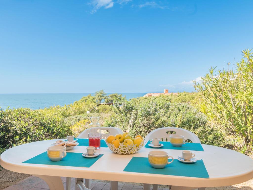 een witte tafel met een fruitschaal erop bij Holiday Home Erica by Interhome in Costa Paradiso