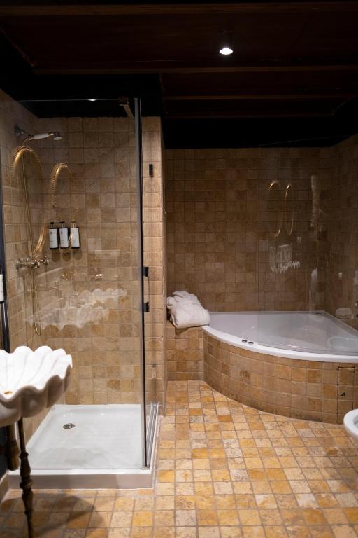 Koupelna v ubytování Hotel Cetina Palacio de los Salcedo