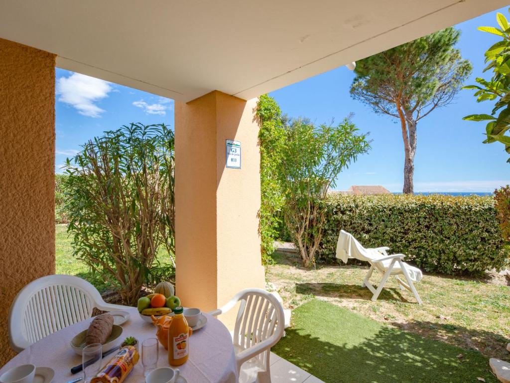 - une table avec des fruits sur la terrasse dans l'établissement Apartment L'Esquinade - G3 033 by Interhome, à Agay