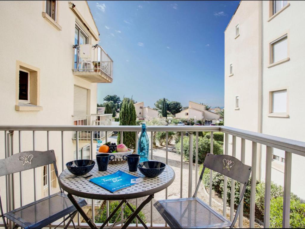 een balkon met een tafel en 2 stoelen bij Apartment Les Villageoises-3 by Interhome in Le Barcarès