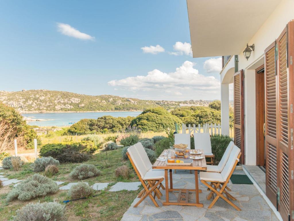 un patio con mesa y sillas y vistas al océano en Apartment Capo Testa by Interhome, en Capo Testa