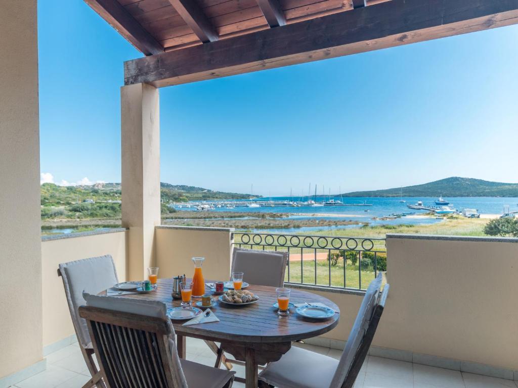 una mesa y sillas en un balcón con vistas al océano en Apartment I Mirti 28 by Interhome, en Porto Pozzo