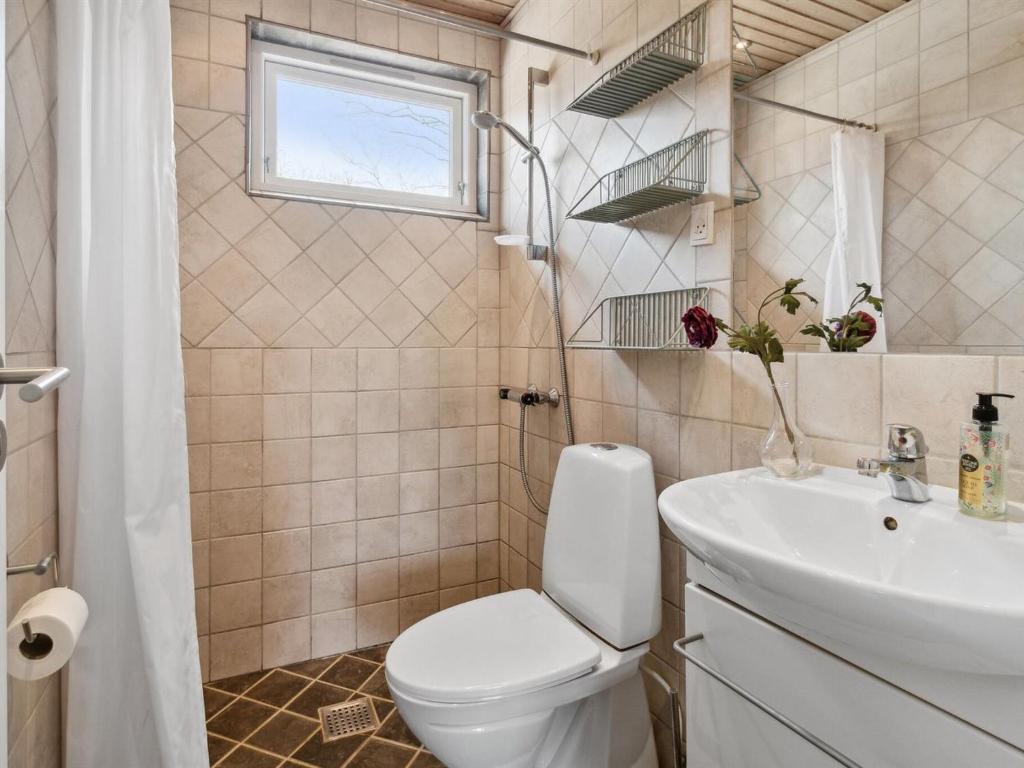 Koupelna v ubytování Holiday Home Peadda - 150m from the sea by Interhome