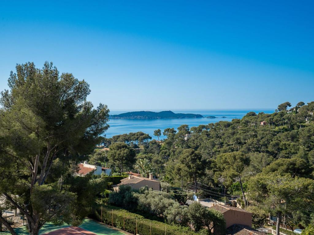 une vue sur l'océan depuis une maison dans l'établissement Apartment Mont des Oiseaux-2 by Interhome, à Hyères