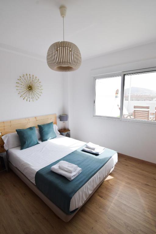 Postel nebo postele na pokoji v ubytování Letmalaga Malasaña City Views Superior Apartment