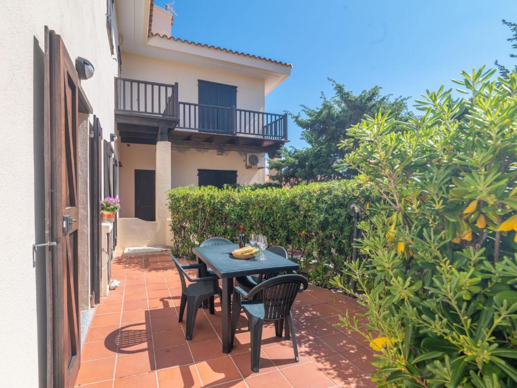 - une table et des chaises noires sur la terrasse dans l'établissement Apartment Lampara by Interhome, à Capo Testa