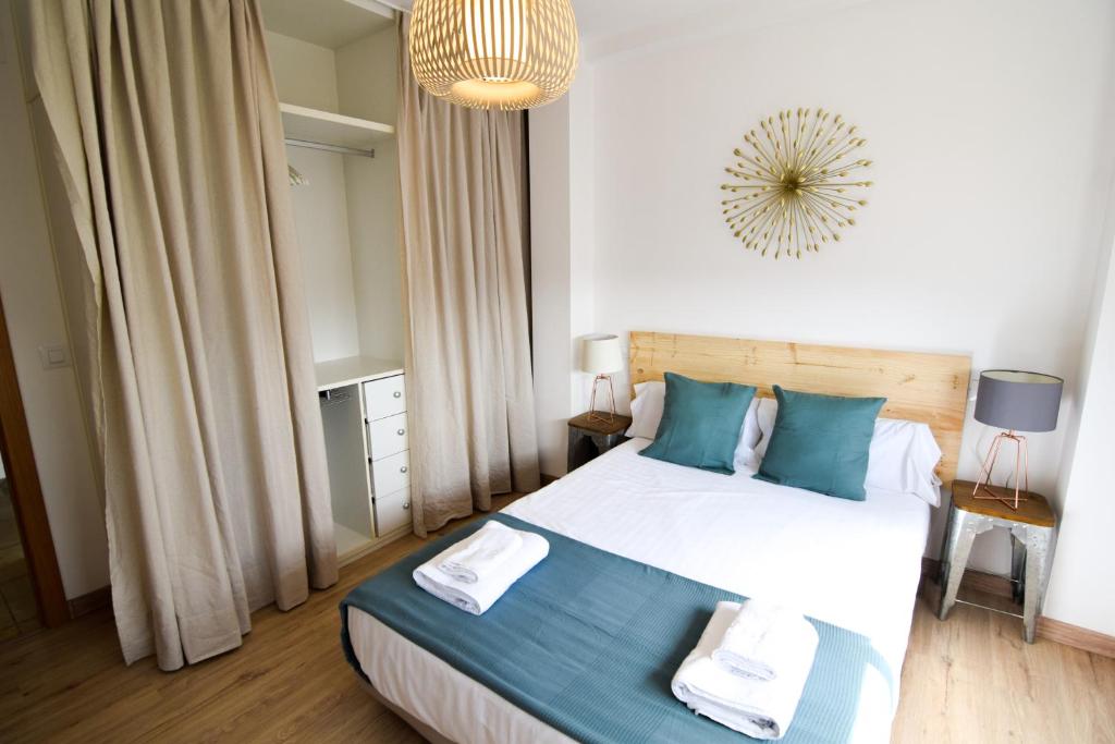 Postel nebo postele na pokoji v ubytování Letmalaga Malasaña City Views Superior Apartment