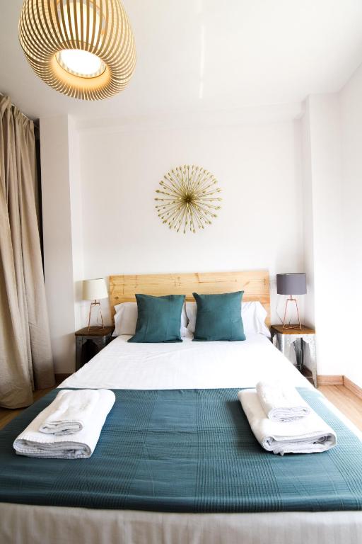 Postel nebo postele na pokoji v ubytování Letmalaga Malasaña City Views Superior Apartment