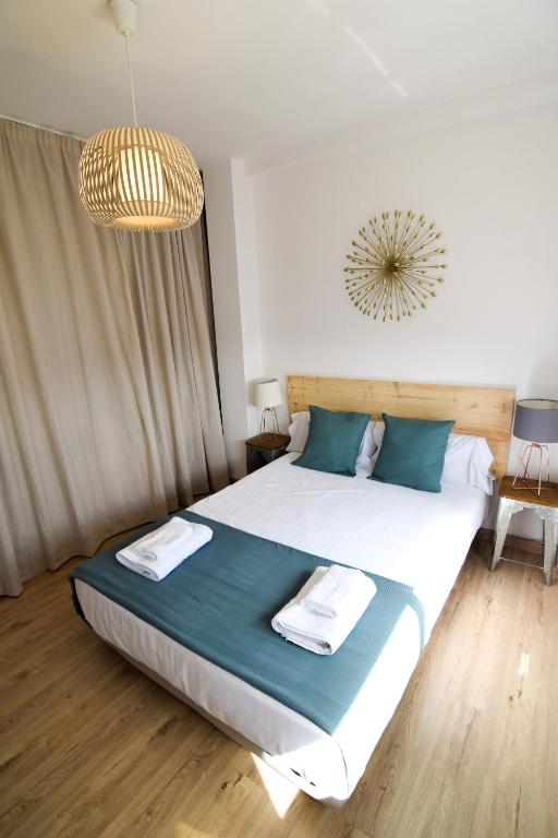 Postel nebo postele na pokoji v ubytování Letmalaga Malasaña City Views Superior Apartment