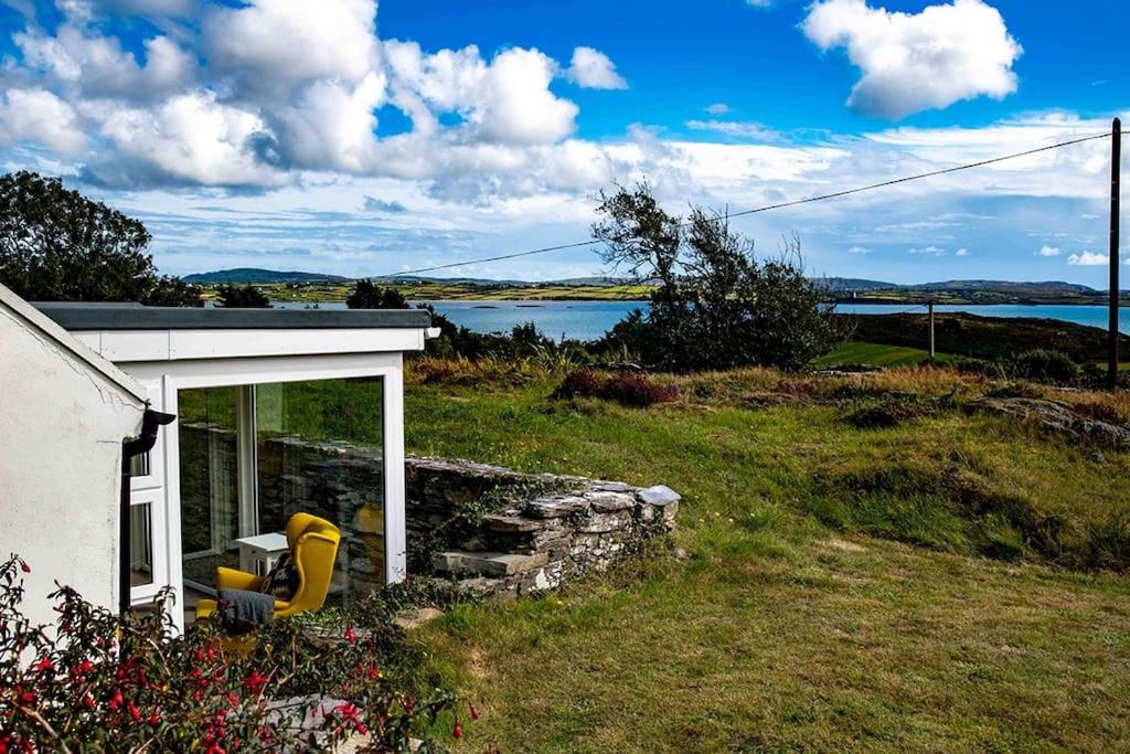ein Haus mit einem Fenster mit Seeblick in der Unterkunft Gemütliches Cottage mit Meerblick in Ballydehob
