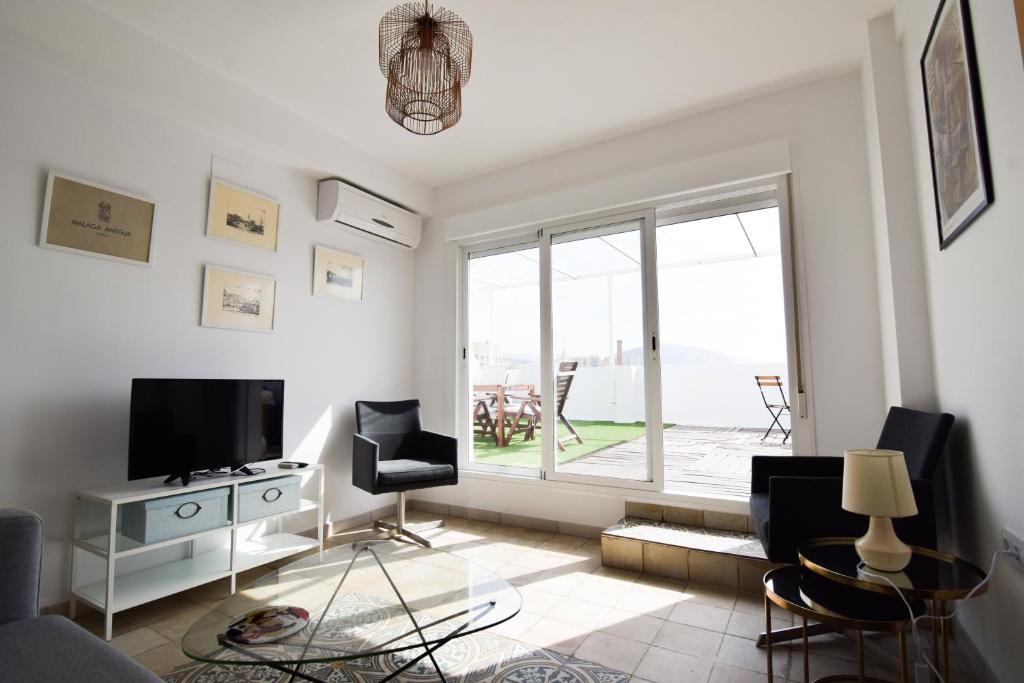 Televízia a/alebo spoločenská miestnosť v ubytovaní Letmalaga Malasaña City Views Superior Apartment