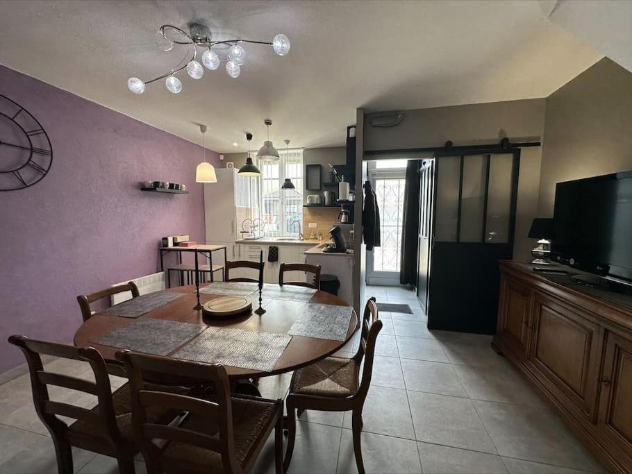 une salle à manger et une cuisine avec une table et des chaises dans l'établissement Maison près de la ville, à Saint-Étienne-au-Mont