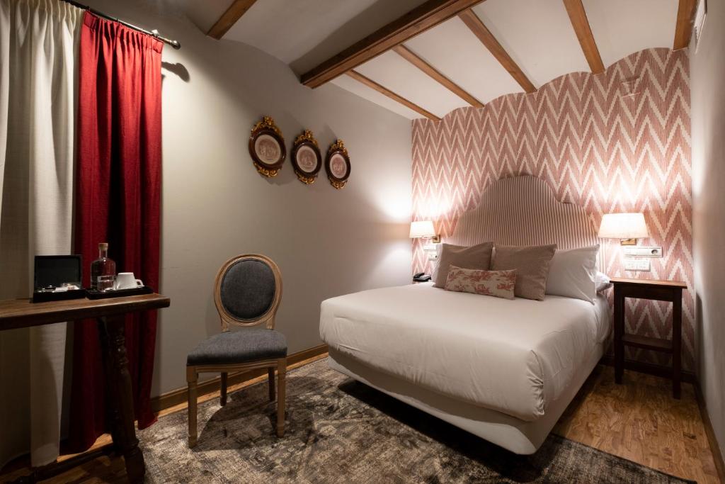 Postel nebo postele na pokoji v ubytování Hotel Cetina Palacio de los Salcedo