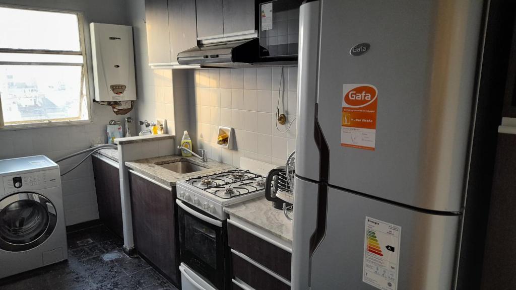 uma pequena cozinha com um frigorífico e um lavatório em Abasto Lindo Dpto 2 Amb c Cocina Mantenemos Precio em Buenos Aires