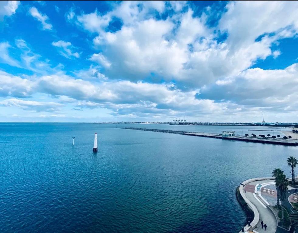 墨爾本的住宿－Amzing Ocean View Spacious Three Bedrooms Apartment Port Melbourne，一艘在大水体中航行的帆船