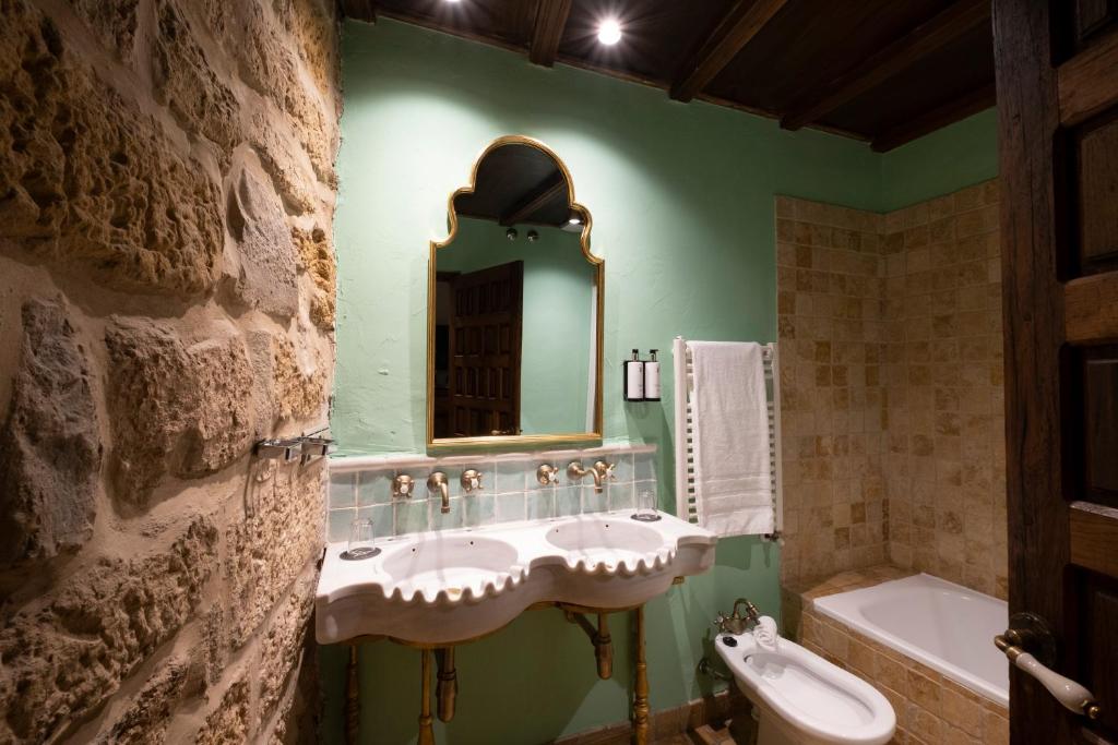 Koupelna v ubytování Hotel Cetina Palacio de los Salcedo