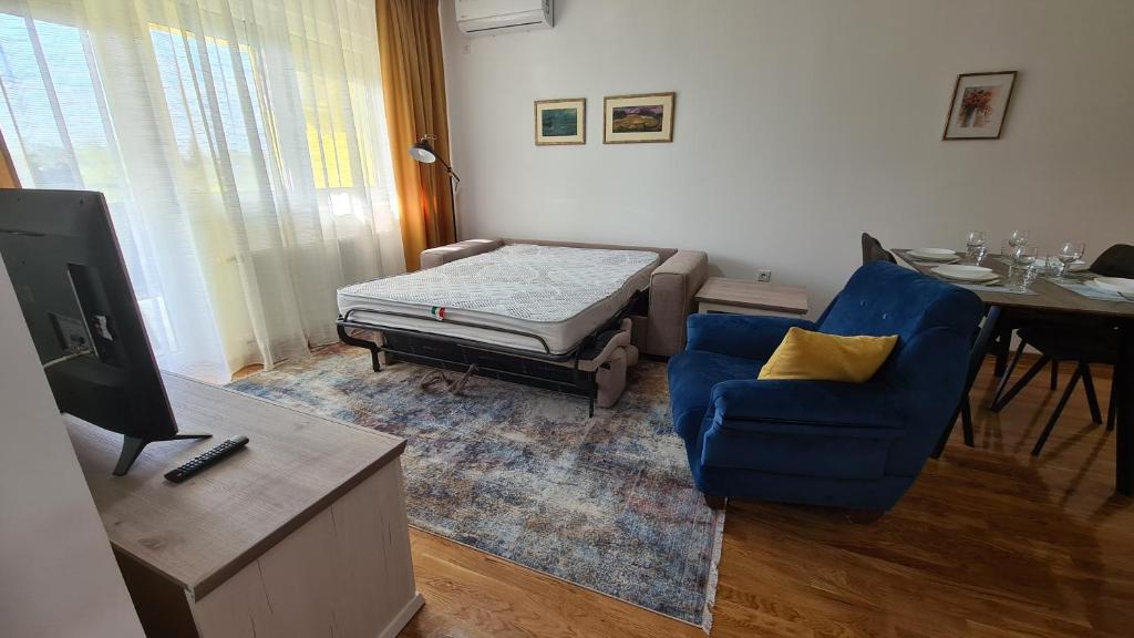 Televisyen dan/atau pusat hiburan di Apartman Centar Bečej