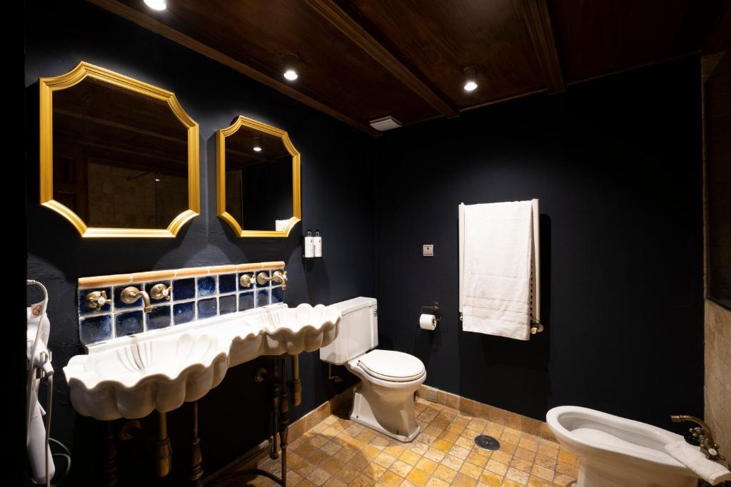 Koupelna v ubytování Hotel Cetina Palacio de los Salcedo