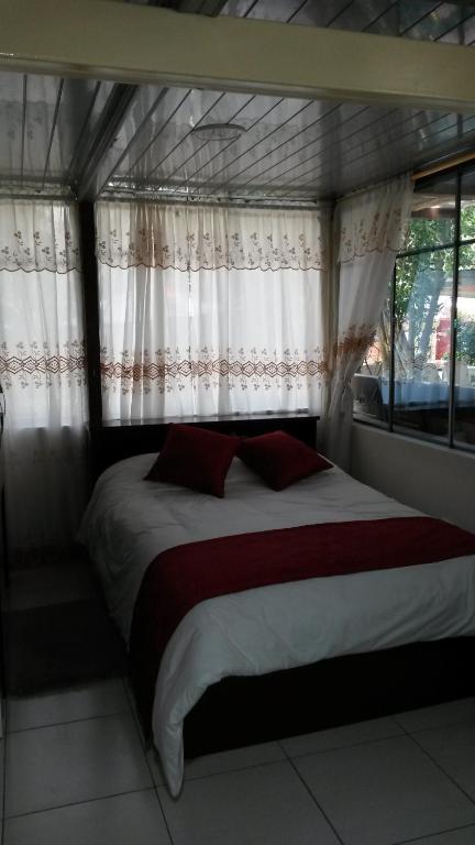 Postel nebo postele na pokoji v ubytování Hostal el Parque Tababela