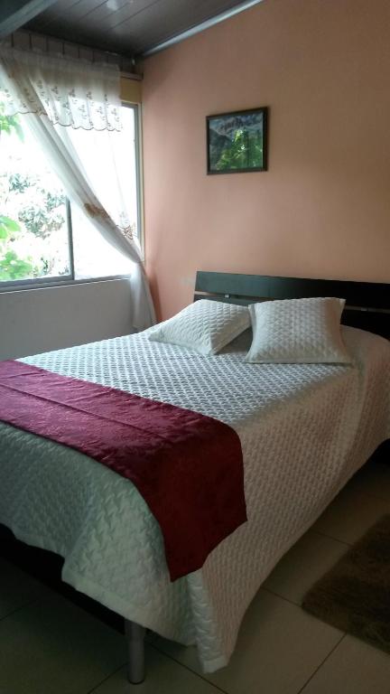 Postel nebo postele na pokoji v ubytování Hostal el Parque Tababela