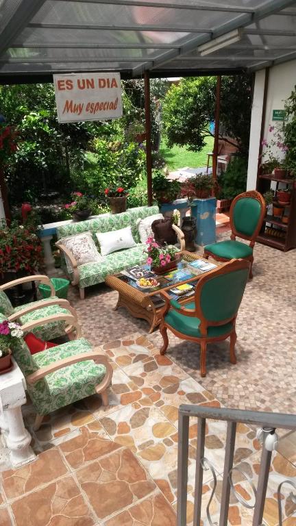 Posezení v ubytování Hostal el Parque Tababela
