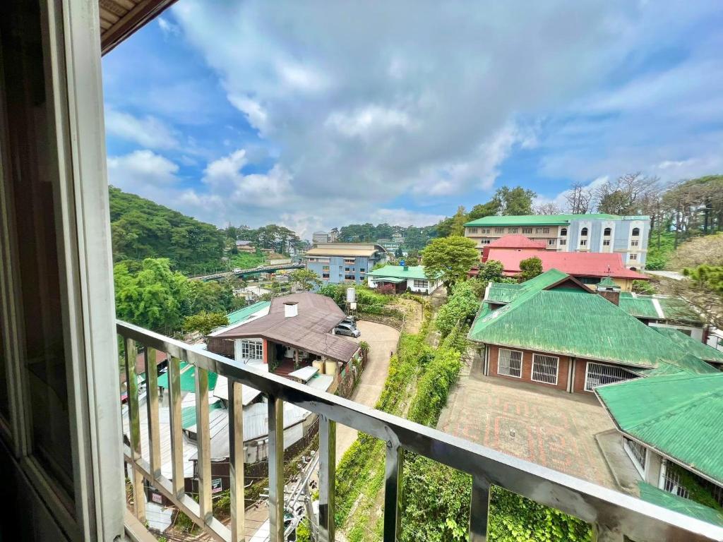 - un balcon avec vue sur un village dans l'établissement Zenmist Properties- 2 Bedroom Economy, à Baguio