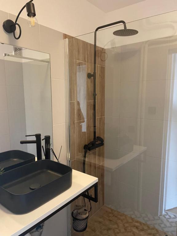 W łazience znajduje się czarna umywalka i prysznic. w obiekcie Apartament z widokiem na Gorzów w mieście Gorzów Wielkopolski