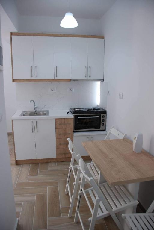 Kuchyň nebo kuchyňský kout v ubytování The Hill Apartment