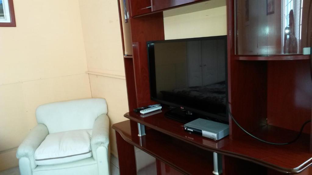 TV a/nebo společenská místnost v ubytování Hostal el Parque Tababela