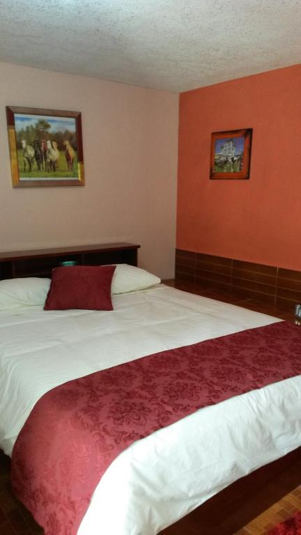 Postel nebo postele na pokoji v ubytování Hostal el Parque Tababela