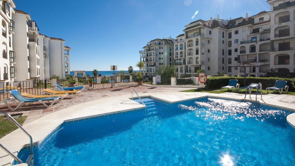 Bazén v ubytování Marina Duquesa 516 nebo v jeho okolí