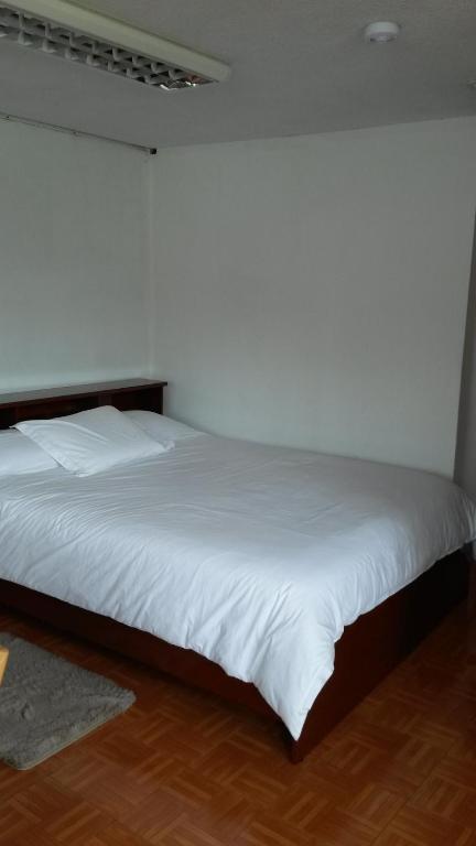 Postel nebo postele na pokoji v ubytování Hostal el Parque Tababela